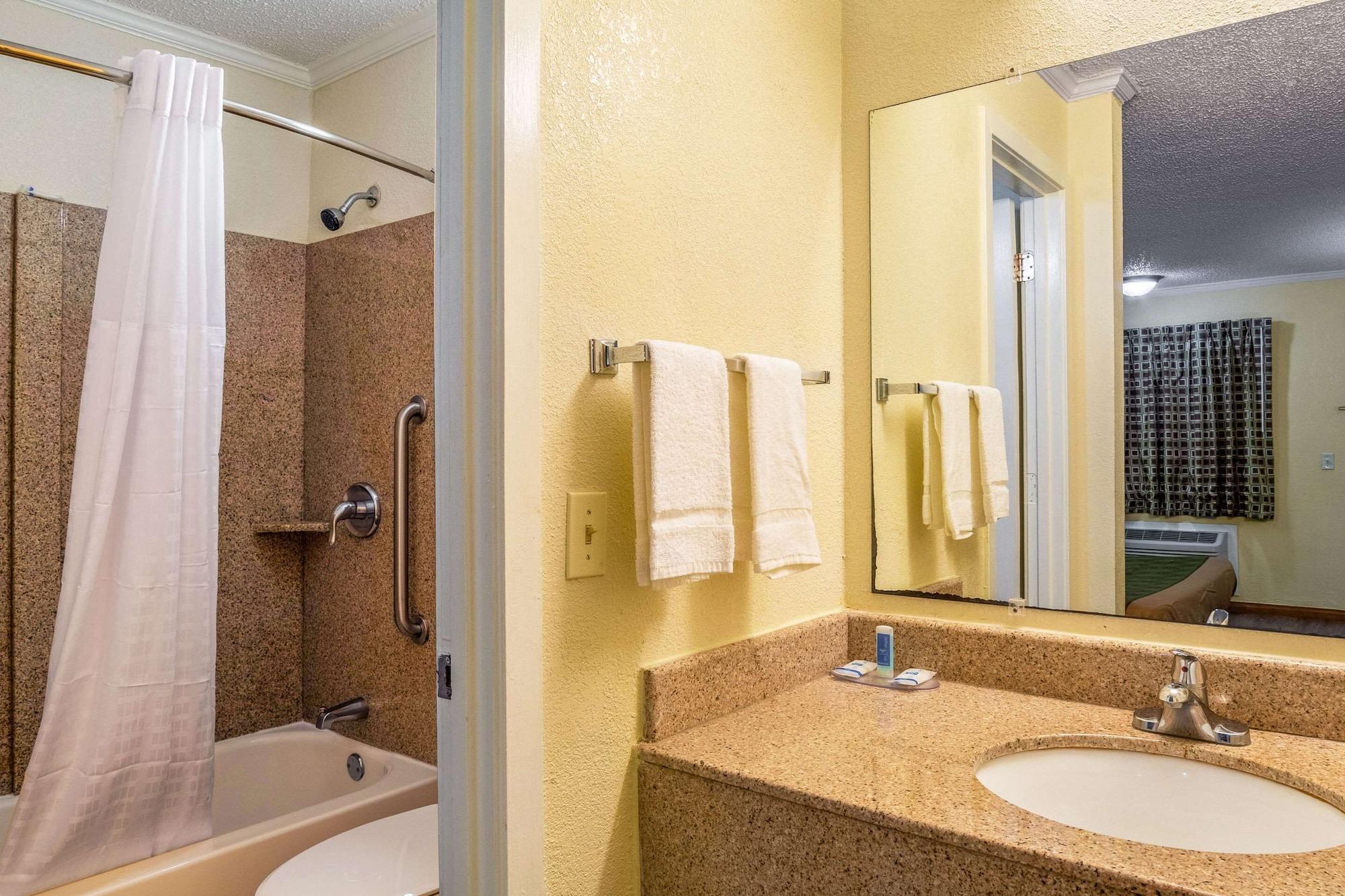 Rodeway Inn & Suites Fort Jackson Columbia Ngoại thất bức ảnh
