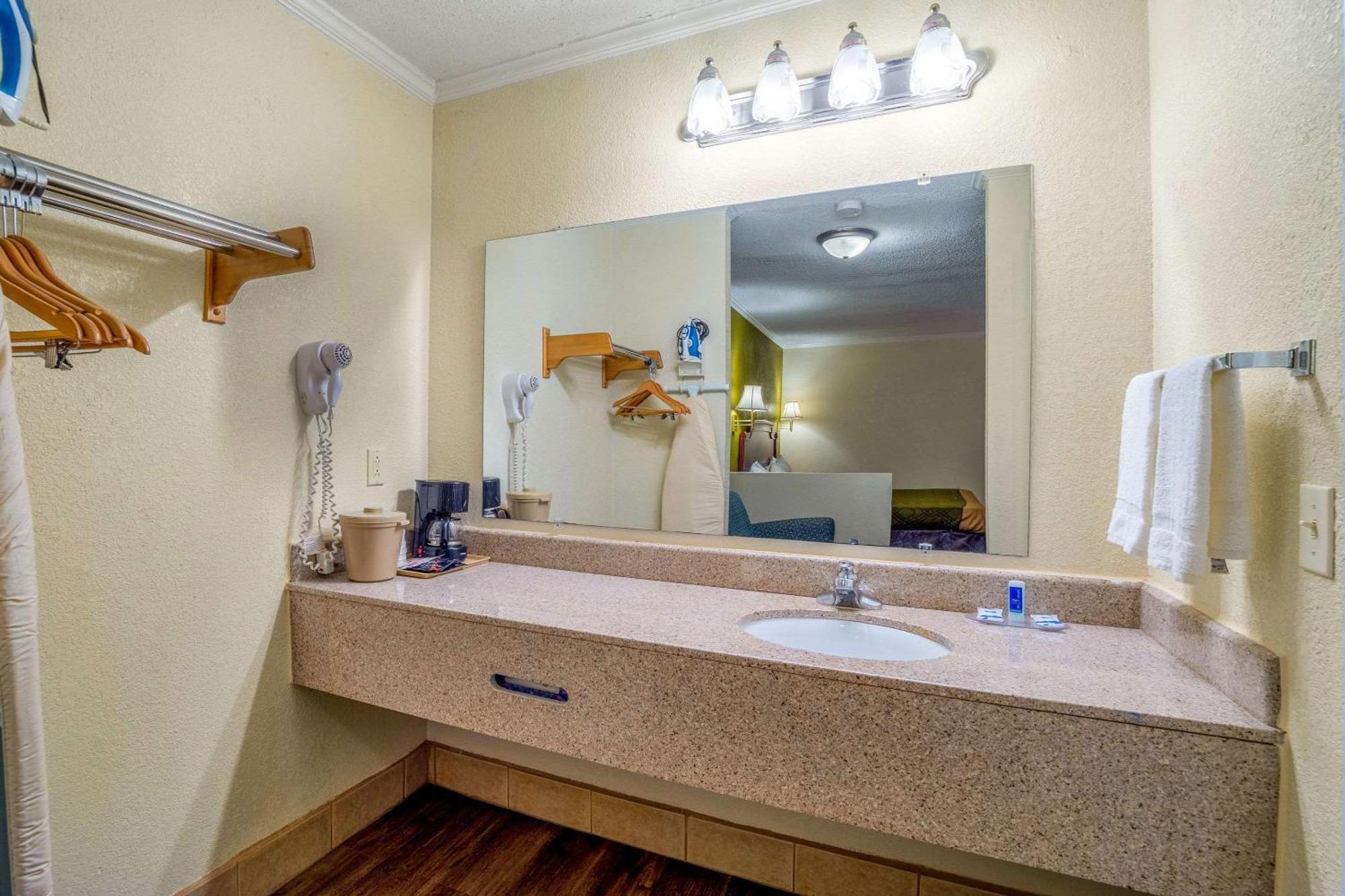 Rodeway Inn & Suites Fort Jackson Columbia Ngoại thất bức ảnh