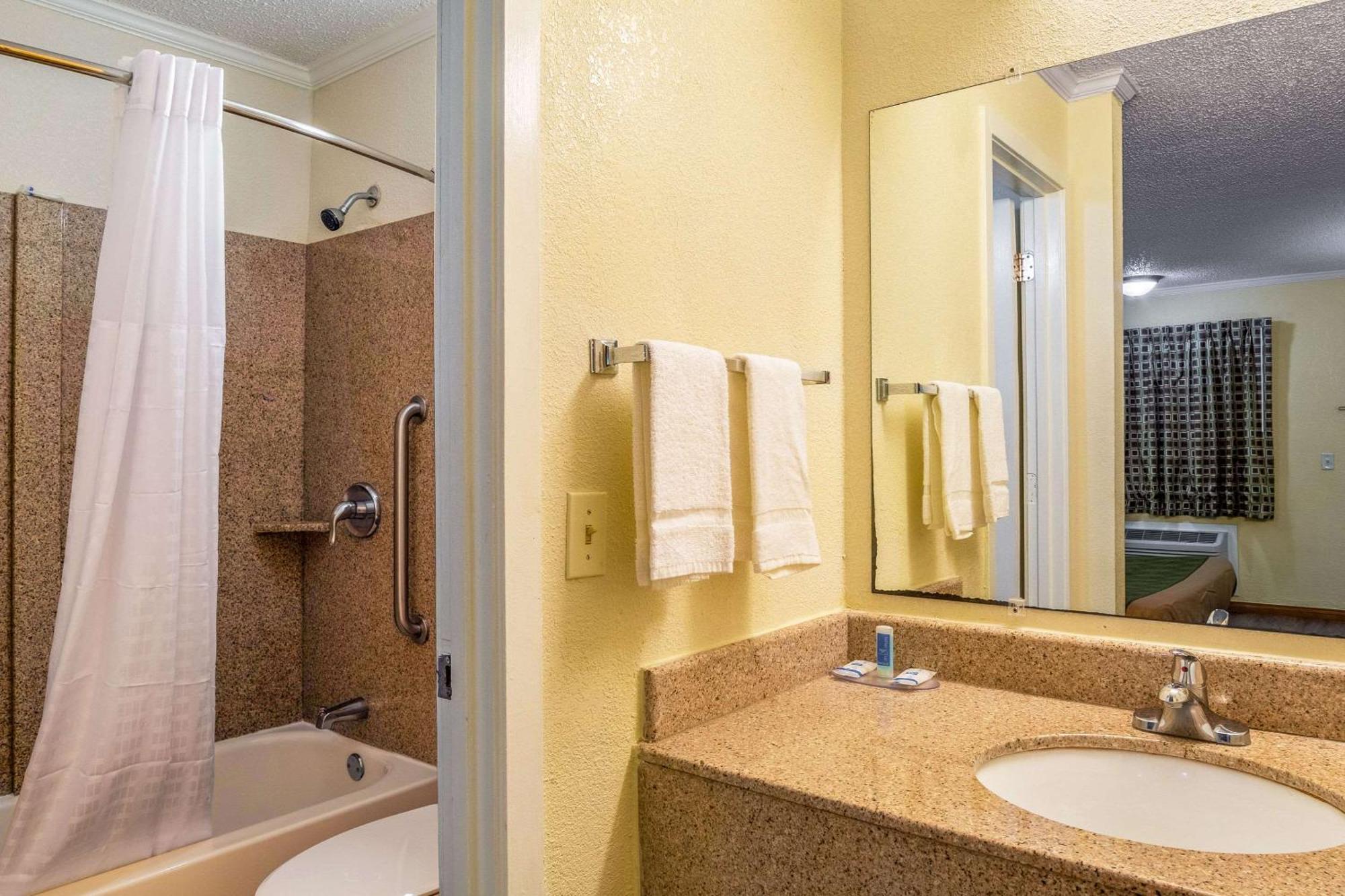 Rodeway Inn & Suites Fort Jackson Columbia Ngoại thất bức ảnh