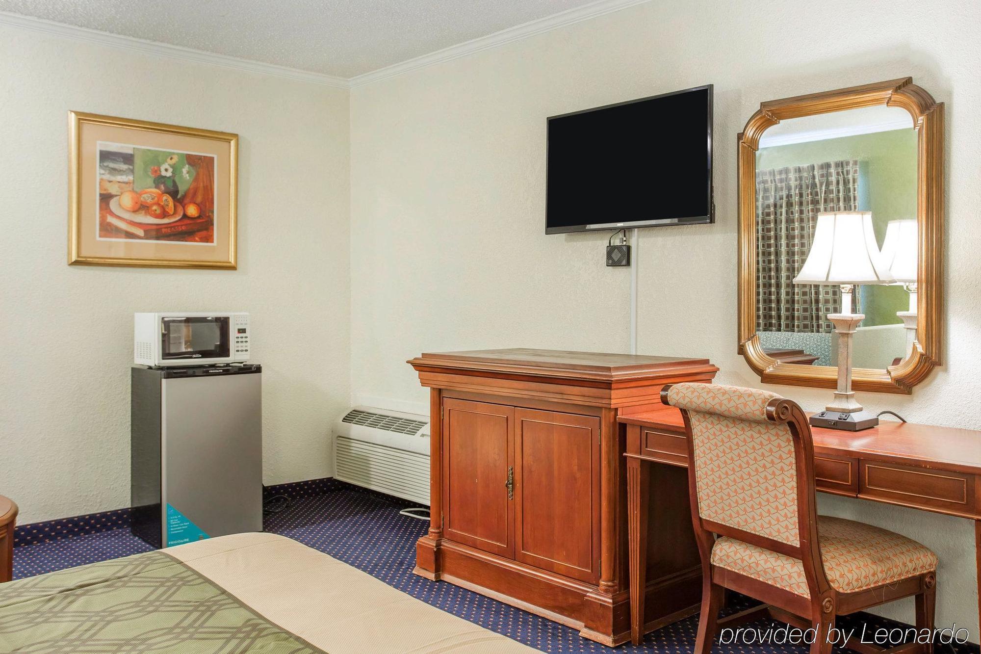 Rodeway Inn & Suites Fort Jackson Columbia Ngoại thất bức ảnh